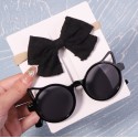 Juodas rinkinukas: galvos juostelė ir akiniai nuo saulės