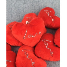 Pliušinės širdelės, Love