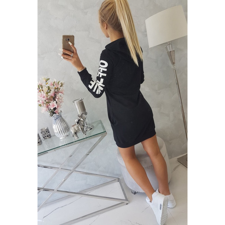 Juoda suknelė su kapišonu