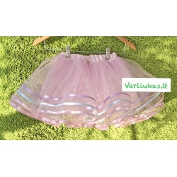 Rožinis tiulio sijonėlis puoštas atlasine juostele