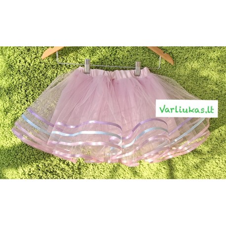 Rožinis tiulio sijonėlis puoštas atlasine juostele